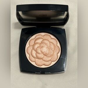 ✨Host Pick✨ Chanel Makeup “Reve De Camelia” highlighter